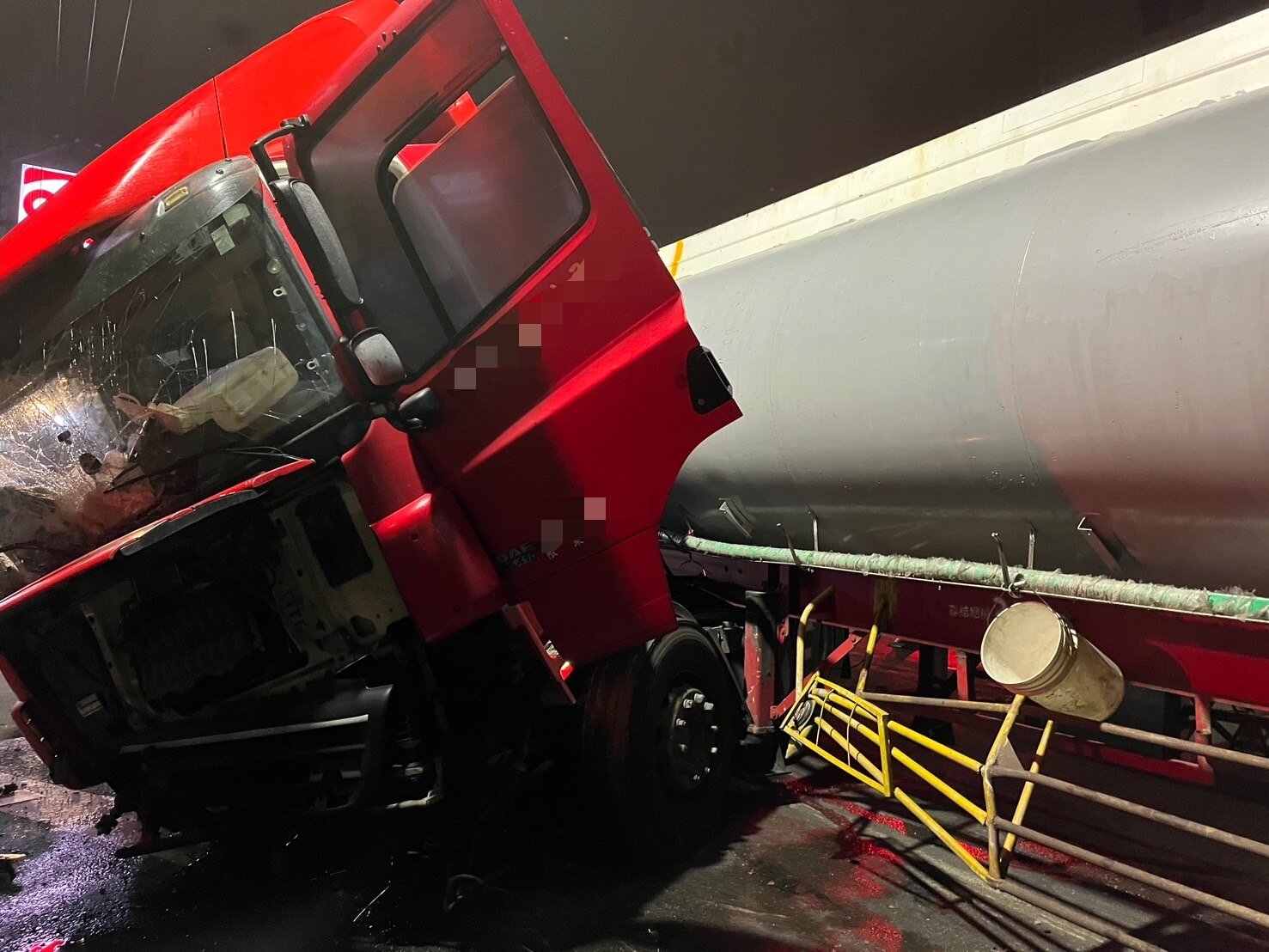 涂姓駕駛僅受擦挫傷，經檢測駕駛酒測值為0。圖：讀者提供