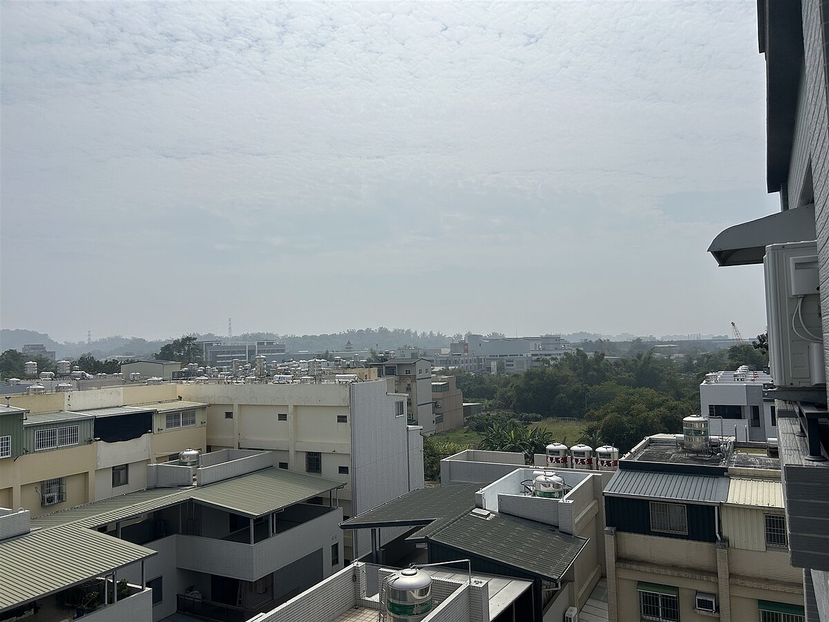 228連假西半部空氣品質相當不好，北部、中部、雲嘉南空品區及金門為「橘色提醒」等級，中南部地區短時間可能達紅色警示等級；高屏空品區為「紅色警示」等級。聯合報系資料照片 