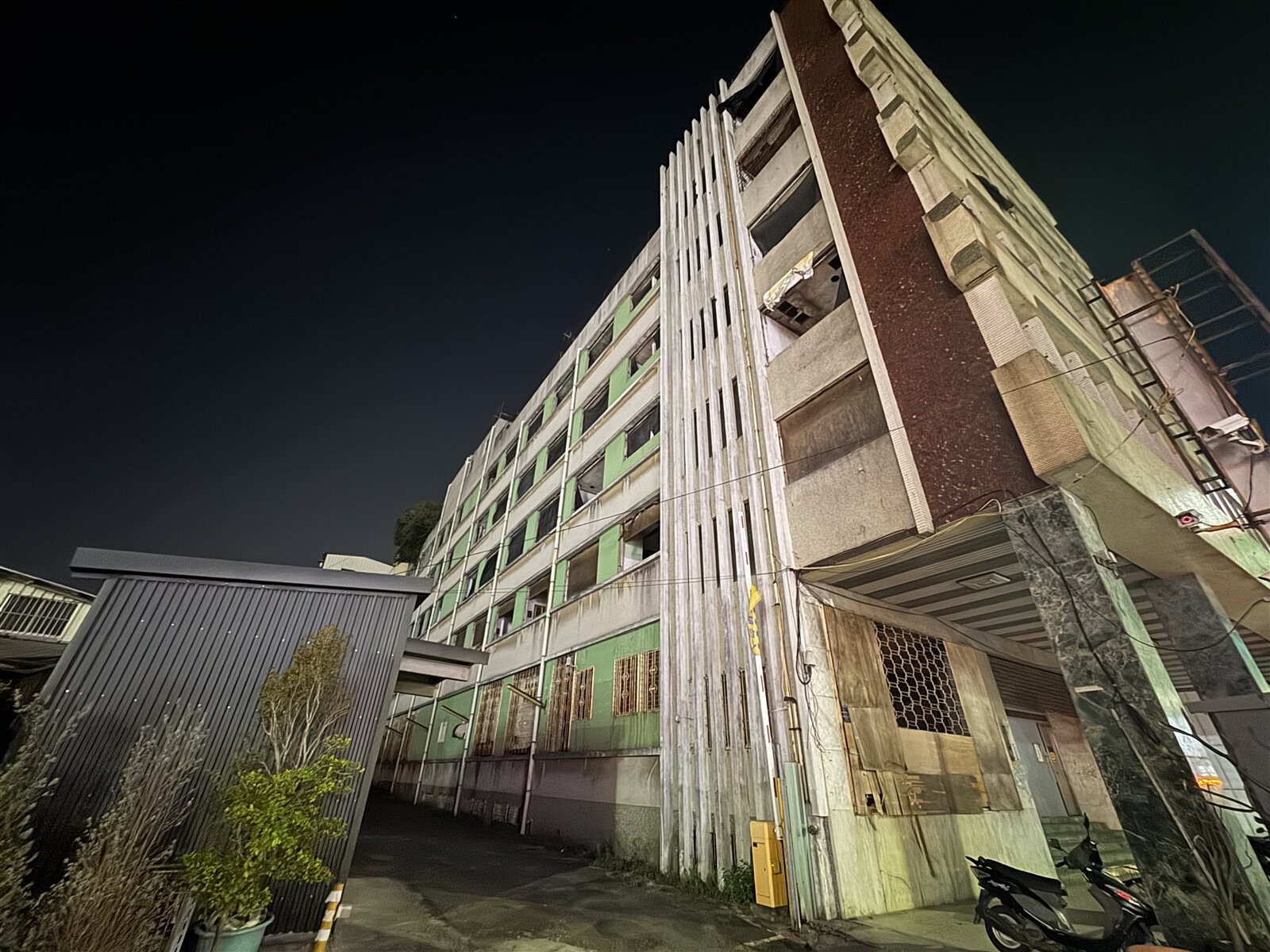 徐姓男子陳屍於杏林醫院電梯井,已明顯死亡多日,檢警今天相驗,確認沒有外力介入,遺體發還家屬。記者袁志豪/攝影