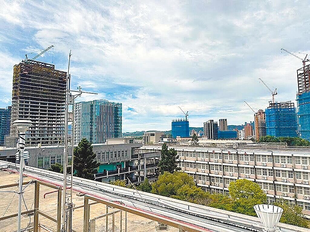 桃園市平鎮、大園、桃園、中壢、觀音空氣觀測站27日空氣品質指標皆大於100，達到橘燈警戒。圖／桃園市環保局提供
