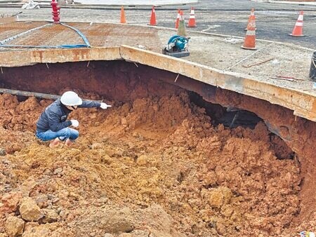 
桃園航空城安置街廓五結段出現約4米深的坑洞，且道路下方積水嚴重，民進黨籍議員游吾和質疑側邊開挖工法不妥、土方不勻稱恐造成地基不穩。（廖姮玥攝）
