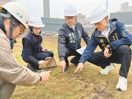竹市議會新聯線政團27日再赴新竹市立棒球場會勘,指棒球場無論是內外野都發現廢棄物,甚至疑似出現紅火蟻。(王惠慧攝)