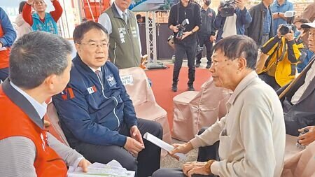 
台南市長黃偉哲（左二）聆聽劉厝大排整治綠化促進會祕書長黃文聰（右一）的心聲。（程炳璋攝）
