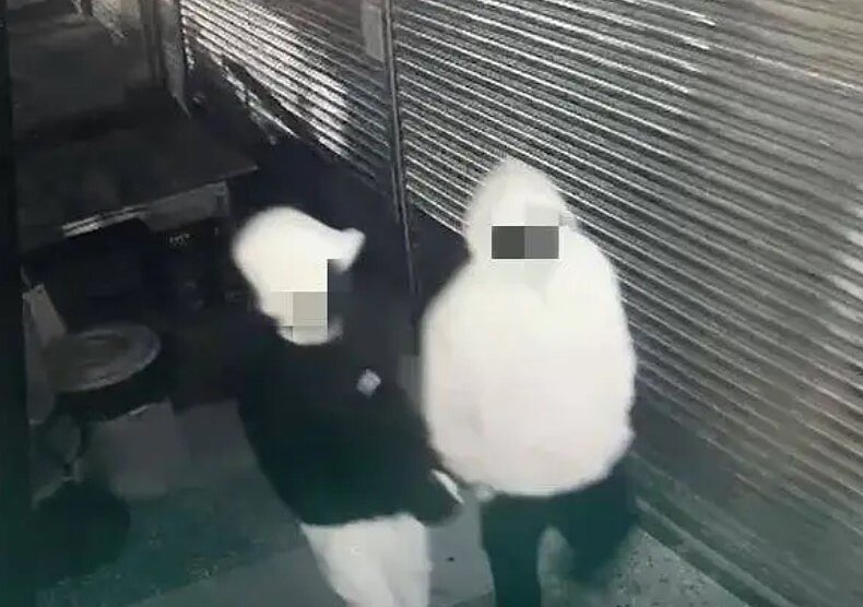 房仲公司195萬放1晚就被偷,2男落網竟持搖控器開鐵捲門。圖/記者游明煌翻攝