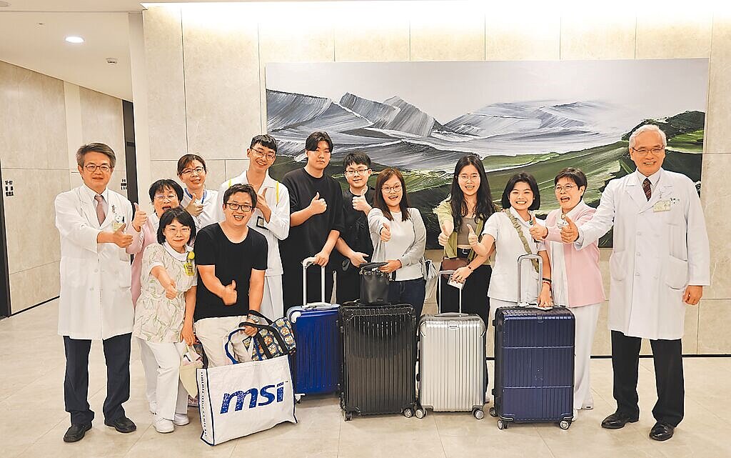 北榮院長陳威明歡迎第一批護理師入厝。(北榮提供/林周義台北傳真)