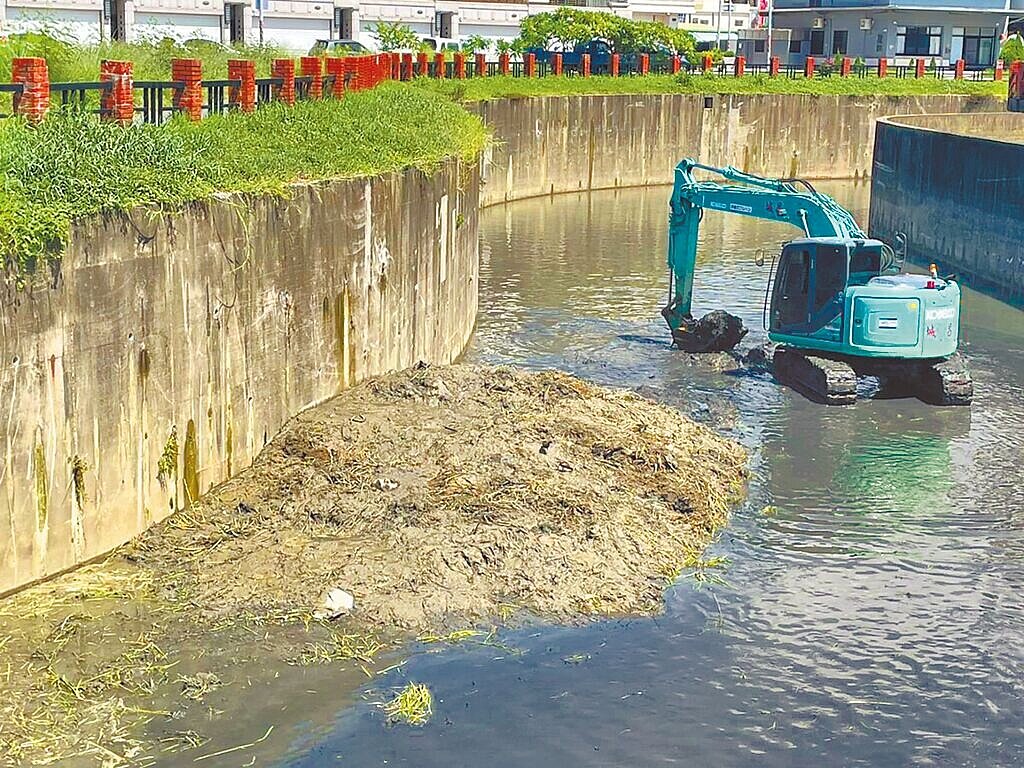 高市府水利局為強化轄內渠道防洪效能，提前規畫於汛期來臨前，優先針對易淹水區域及瓶頸段完成12.1公里渠道清疏，清淤量預計達14.6萬立方公尺，以確保排水渠道暢通。（高市府水利局提供／洪浩軒高雄傳真）
