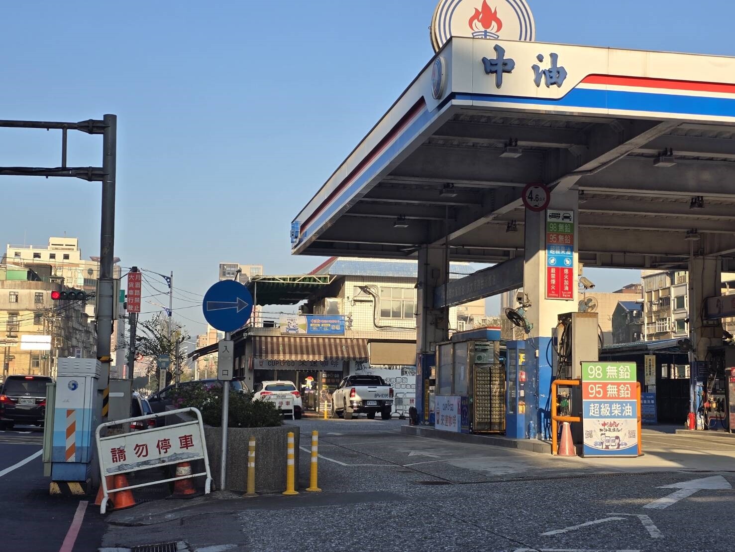 東明路加油站內，法官認為，黃女行駛的路徑寬度無法供汽車通行（如圖左側），梁男無從預見有車會通過，並沒有過失，以未注意車前狀況，判黃女要賠前車4萬5。記者游明煌／攝影 