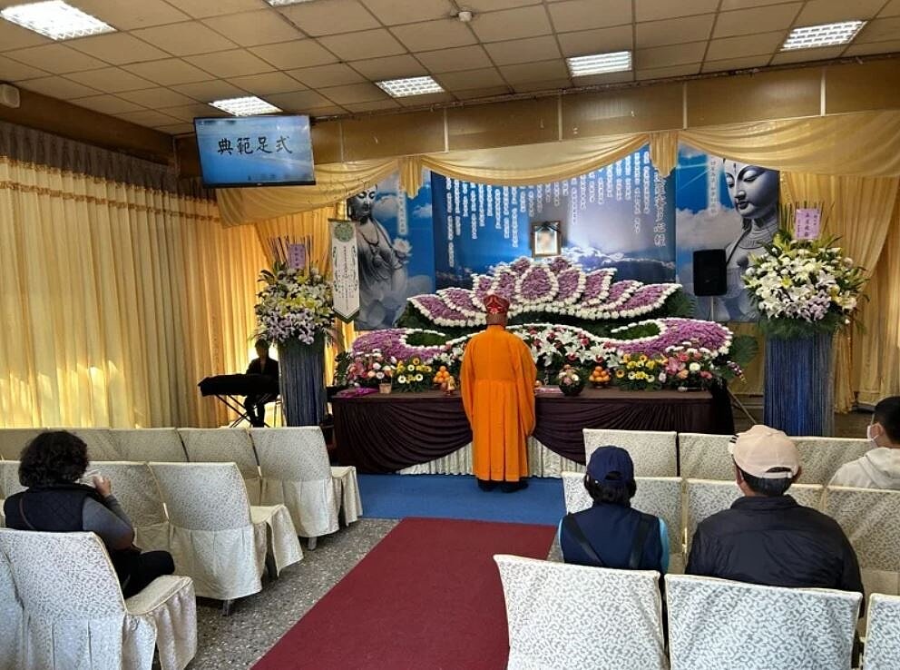 台中五億高中生賴小弟告別式今下午舉行,賴母為避免白髮人送黑髮人未到場,聲明表示「可憐天下父母心」。記者趙容萱/攝影