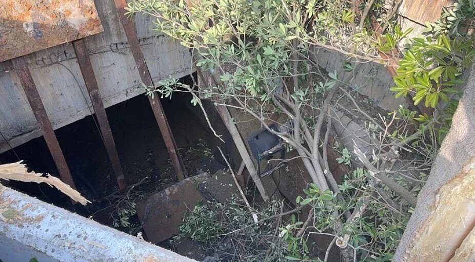 新竹縣繼竹北出現天坑後,竹東鎮長春路三段374巷也出現天坑,一處知名素食餐廳大樓前空地,27日下午2時許突然傳出巨響,隨即地面崩出一個大洞。圖/民眾提供