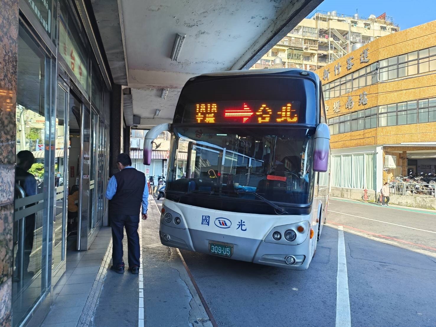 2/27~3/2搭乘指定國道客運路線可享受平日優惠價或票價85折優惠。圖:中壢監理站提供