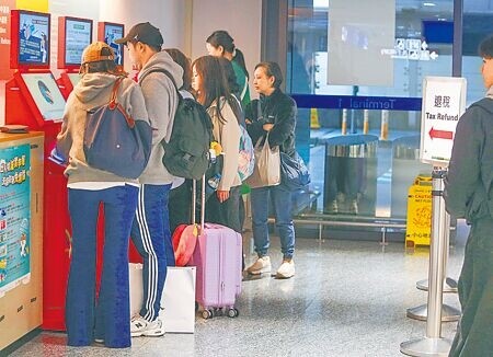 
圖為外籍旅客在桃園機場自動退稅機前辦理退稅手續。（本報資料照片）
