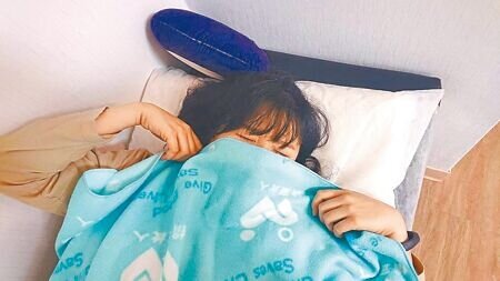 
專家建議，睡前1小時應避免使用手機、電腦，並降低環境光線強度，讓大腦進入「準備入睡」的狀態。（本報資料照片）
