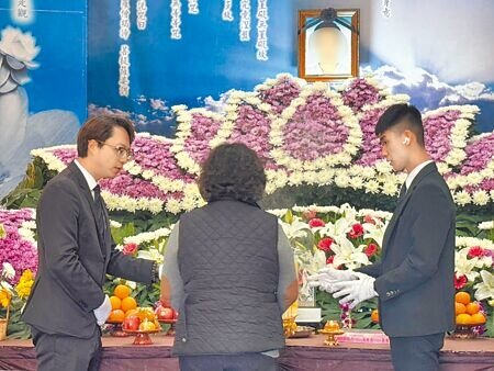 台中市「5億高中生」案,賴姓高中生告別式2月28日舉行,賴母依習俗未出席,由賴生姑姑(中)到場。(潘虹恩攝)