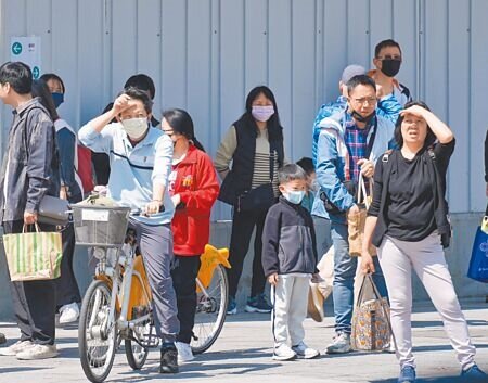 228連假期間天氣穩定,民眾把握這段溫暖、少雨的時光外出活動。(羅永銘攝)