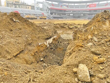 新竹市立棒球場挖出寶特瓶爭議延燒。(王惠慧攝)