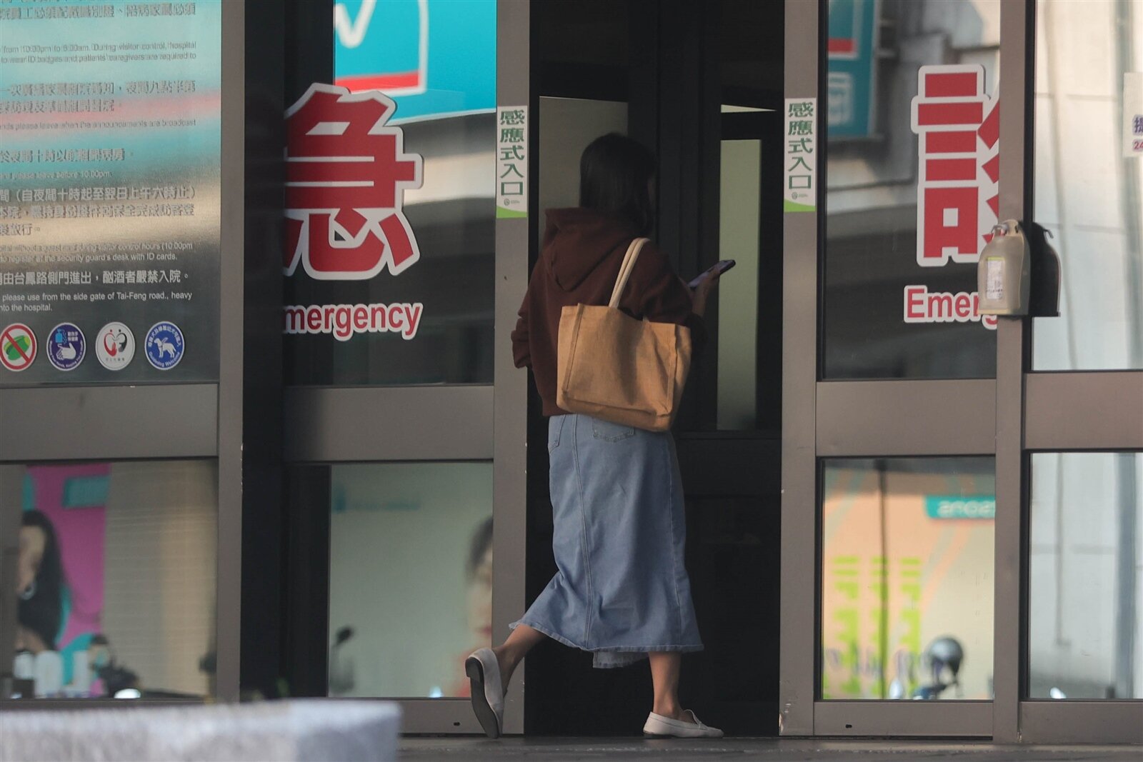 政府將以30億預算撥補急診護理費及醫師診察費，想解決護理荒釀成的醫院缺床、急診壅塞惡性循環，被批評是「挖東牆補西牆」。圖為急診示意。記者黃仲裕／攝影 