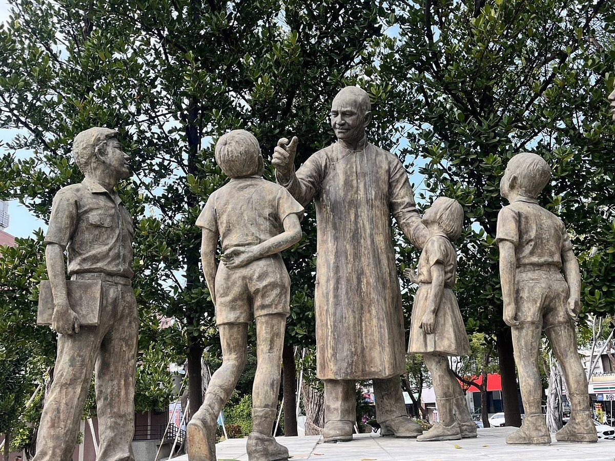 台南文化中心戶外「承先啟後」銅像群被指其中之一是蔣中正。記者吳淑玲／攝影 
