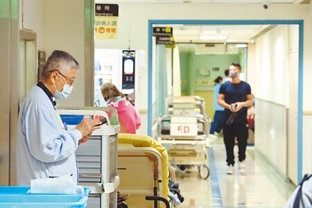 
近期各地醫院急診壅塞，病患「一床難求」，急診醫師指出，連假外出多、群聚多，也常有外傷事故，收假後的急診室將「如臨大敵」。（鄧博仁攝）
