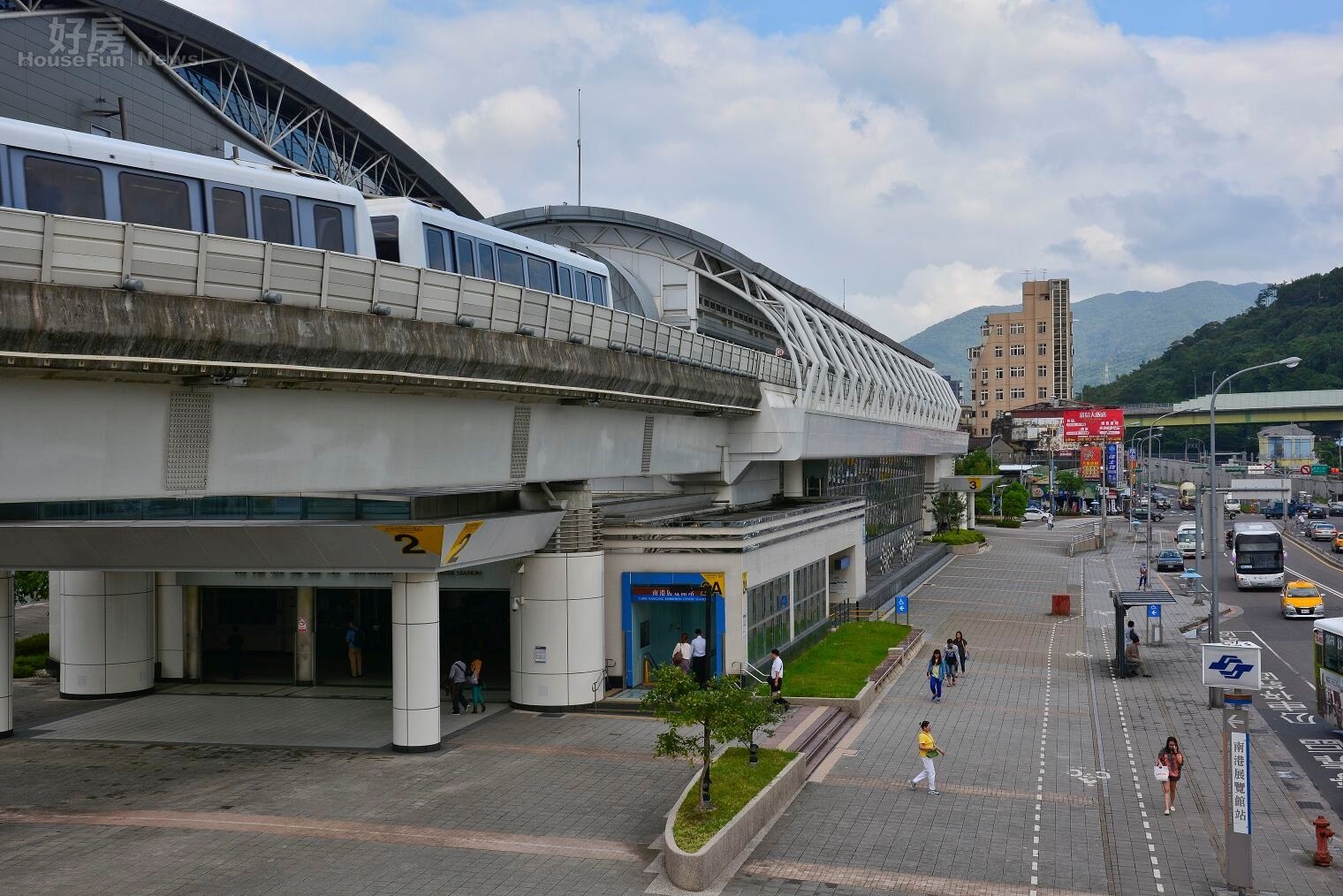 捷運南港展覽館站2號出口,南港路一段街景,南港區街景。(好房News記者 陳韋帆/攝影)