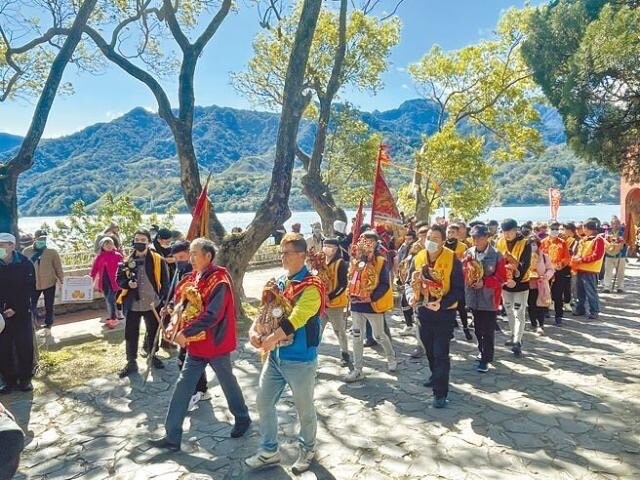 「媽祖遊湖遶境祈福活動」延續當地歷史悠久的迎媽祖傳統,也提供民眾親身體驗台灣少見的水上遶境儀式。圖:北水分署提供