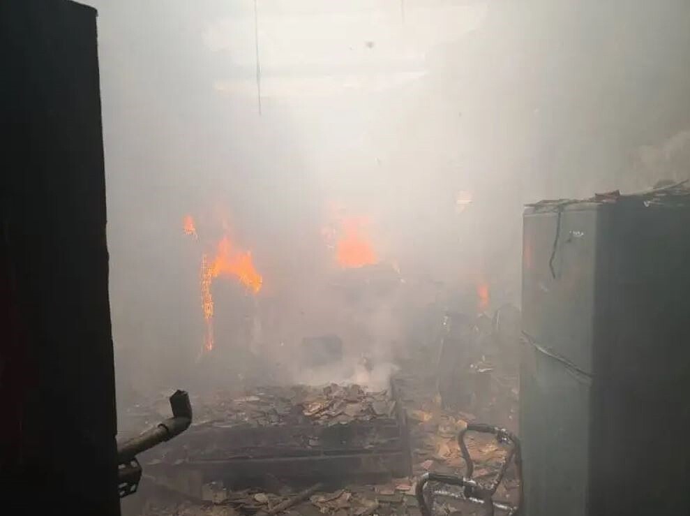 消防人員抵達現場後已有明火竄出,屋內人員則已撤出,經布線出水搶救後,火勢很快被撲滅。圖/讀者提供