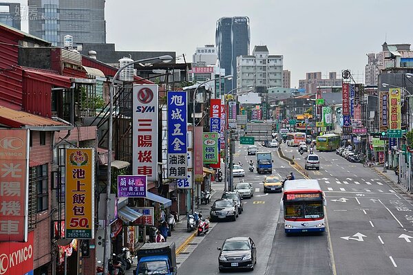 南港區南港路一段街景,老公寓,老房,老屋,老宅,南港區街景。(好房News記者 陳韋帆/攝影)