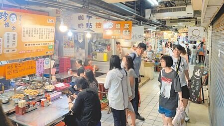 基隆市仁愛市場是基隆美食聖地,但室內空調已建置超過35年,因設備老舊導致室內悶熱,也影響店家生計。基市府表示空調改善已在規畫中,將先清洗風扇與送風機來降溫。(徐佑昇攝)