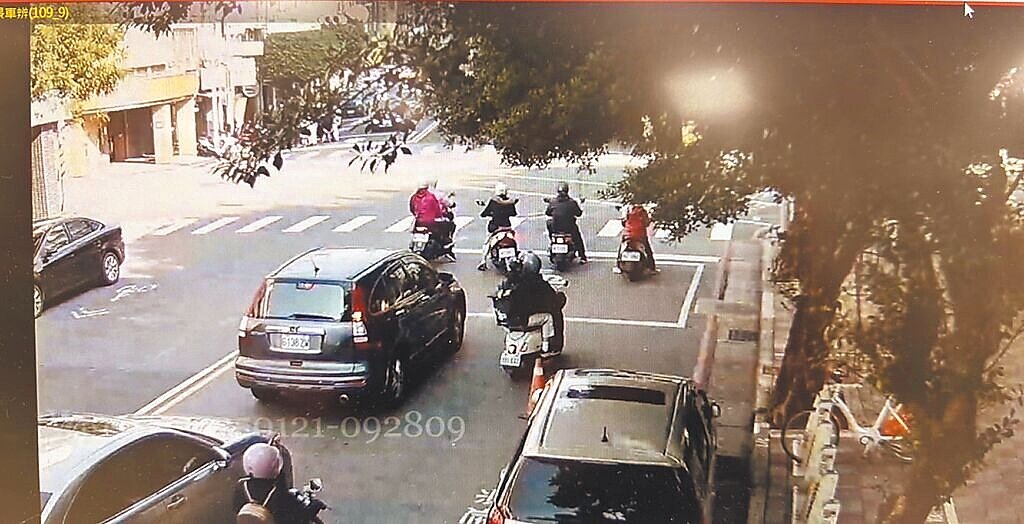 新北市永和區轄內約有逾50棵行道樹生長快速、枝葉茂密,遮擋住監視器鏡頭,影響警方查案。圖/永和區永貞里里長薛凌亞提供