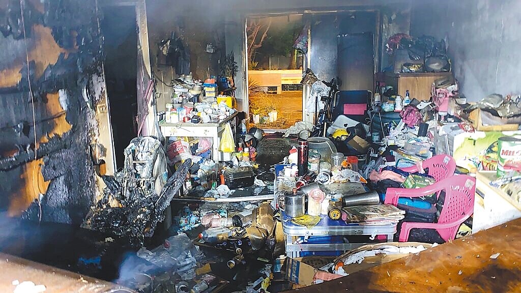 台中市南區1日發生公寓住宅火警,因屋內堆滿雜物,火勢蔓延迅速,住在1樓的林姓父女疑遭嗆傷暈倒,送醫搶救後均不治。圖/民眾提供