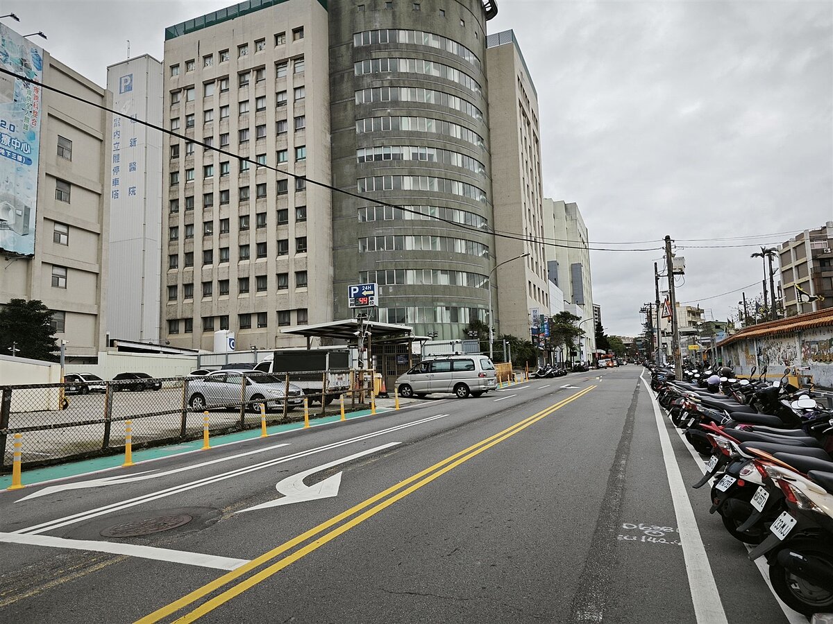 桃園市汙水下水道工程將於平鎮區廣泰路立坑,目前仍在試挖階段,不過市議員舒翠玲表示,屆時正式開挖對周邊學校、醫院影響甚巨,建議夜間施工並提供完善交通維持計畫。記者翁唯真/攝影