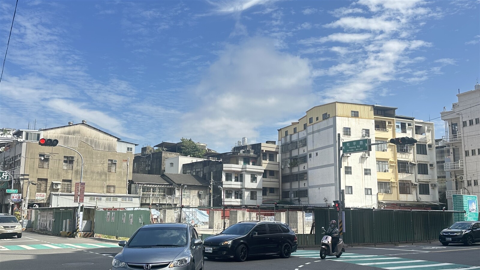 原預定2023年6月完工的彰化市光復郵局改建商業大樓工程，因國賓影城解簽而停工逾3年，中華郵政變更設設後，預定本月底復工。記者劉明岩／攝影 