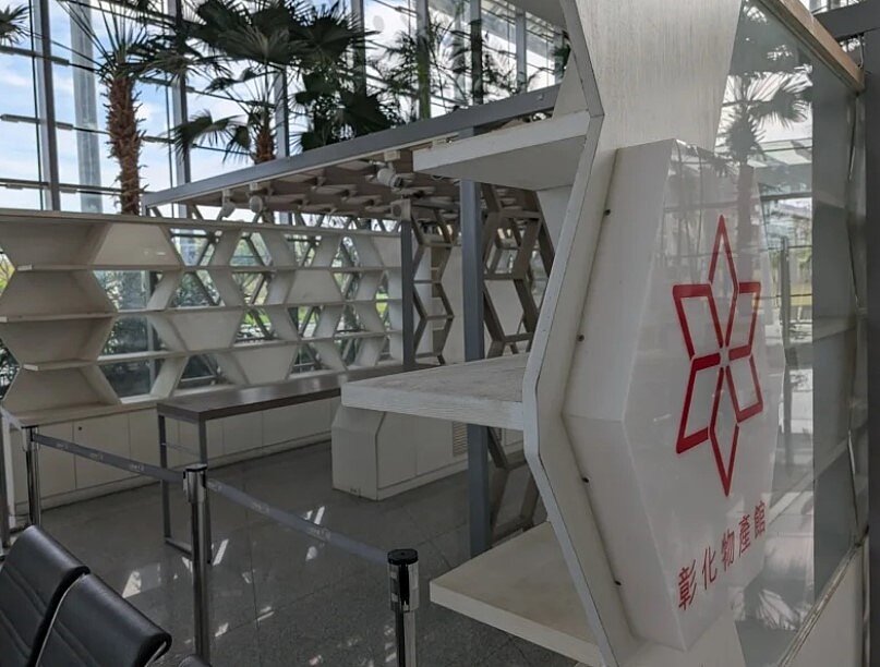 高鐵彰化站旅客量少,彰化特產區展示專櫃也撤展空無一物。圖/記者簡慧珍攝影