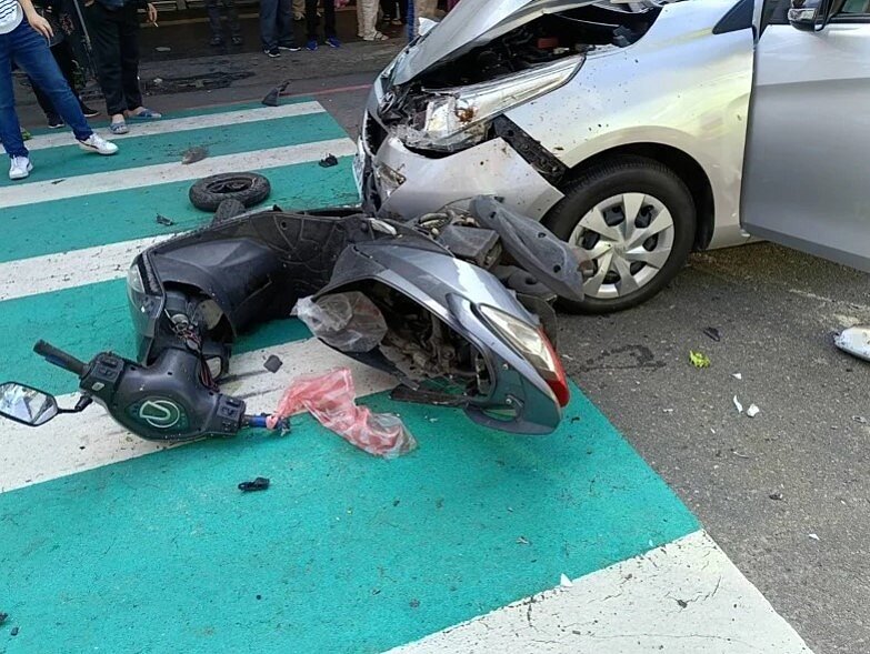 新竹市南大路1日早上發生重大車禍釀1死6傷慘劇,肇事的79歲林姓駕駛開車載妻子行經南大路,不明原因偏離車道,先是擦撞轎車後高速猛撞在車道中間待轉的34歲翁姓女子,女子當場遭撞飛十幾公尺後倒地,傷重不治。圖/記者張裕珍翻攝