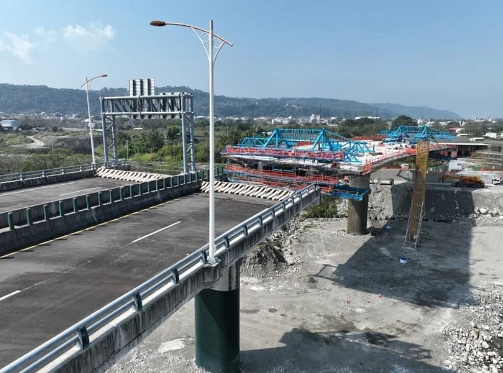 東豐快跨越大甲溪、深植地方記憶的鯉魚脊背橋中斷處,即將於今年4月合攏。中市建設局/提供