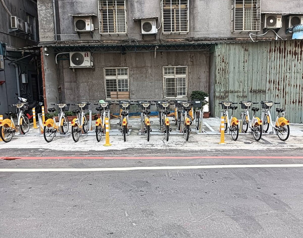 板橋民生路二段活化後變身YouBike站點。圖／新北市養工處提供