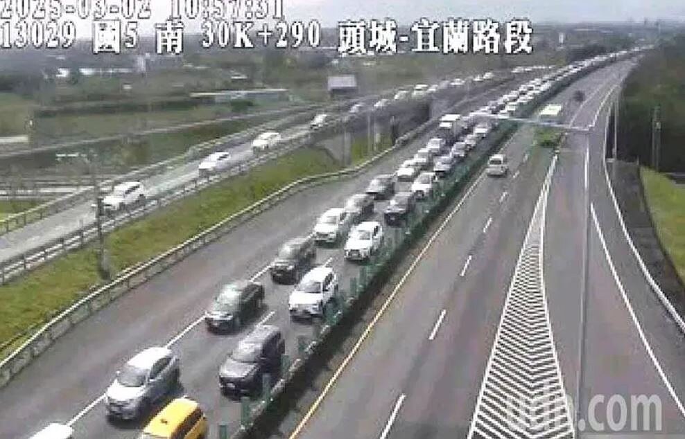 228收假日,國5上午湧現車潮,近中午主線雪隧前「紫爆」,回堵約3.5公里,各入口匝道也有1至2公里回堵,預估壅塞情形可能持續至晚間8時。圖/取自高公局路況即時系統