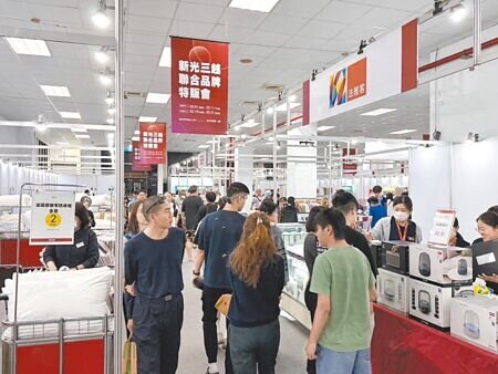 台中首場「新光三越聯合品牌特販會」周末開跑,首日吸引近3,000位消費者逛街購物。圖∕曾麗芳