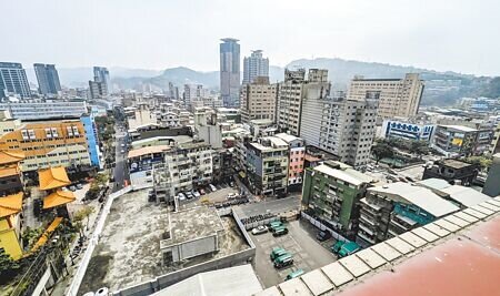 基隆市政府為加快都更腳步,積極盤點多處具公辦都更潛力基地,其中包括信二路、義二路口舊行政執行處大樓與郵局停車場。(張志康攝)