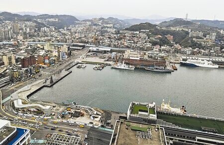 
基隆市17萬戶住宅平均屋齡高達34.36年，老舊的市容面貌讓市民詬病。（張志康攝）
