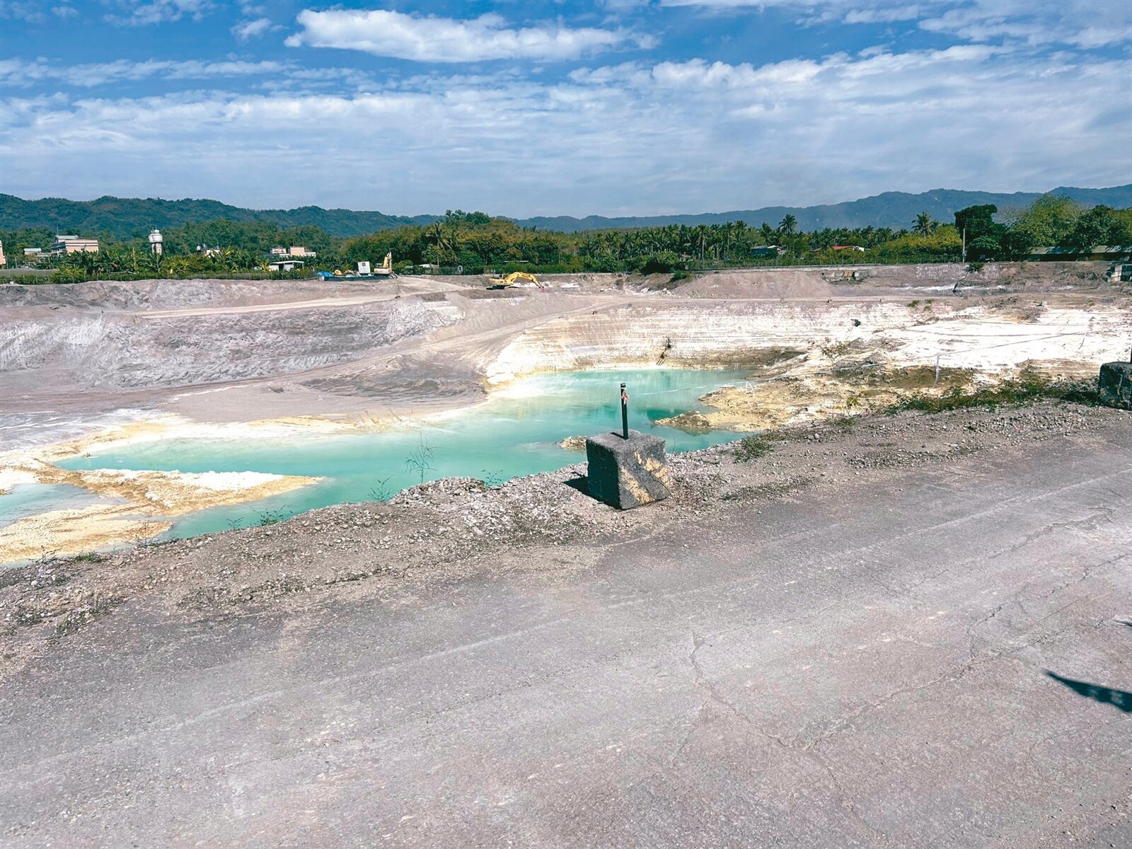 高雄旗山大林農地掩埋百萬公噸廢爐碴,因爐碴含鈣,工地積水的顏色常在藍色與綠色之間切換,清運啟動5年,至今尚未完工。記者徐白櫻/攝影