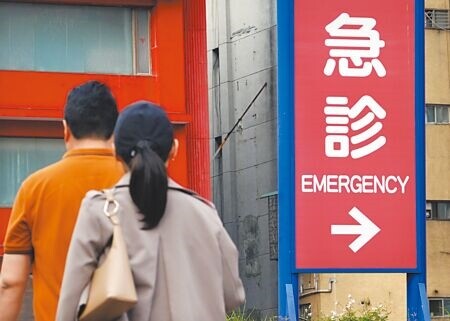 
228連假後，急診室今天恐怕再現壅塞。截至周日傍晚，台北市醫學中心急診待床人數已超過200人，台大醫院就占了70餘人，其他如台北馬偕、台北榮總、萬芳、新光醫院等，待床人數都達兩位數。（姚志平攝）
