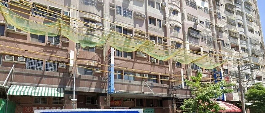 高市工務局說,該大樓4樓位置已施作防護網及周邊高壓電保護套,以保護施工及周邊行人安全。圖/讀者提供