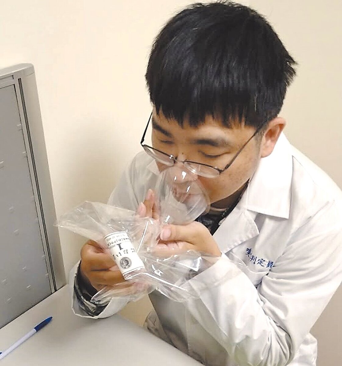 台南市政府環保局迄已培訓114位「聞臭師」,累計採樣162件、不合格件數20件,裁罰252萬元。圖/台南市政府環保局提供