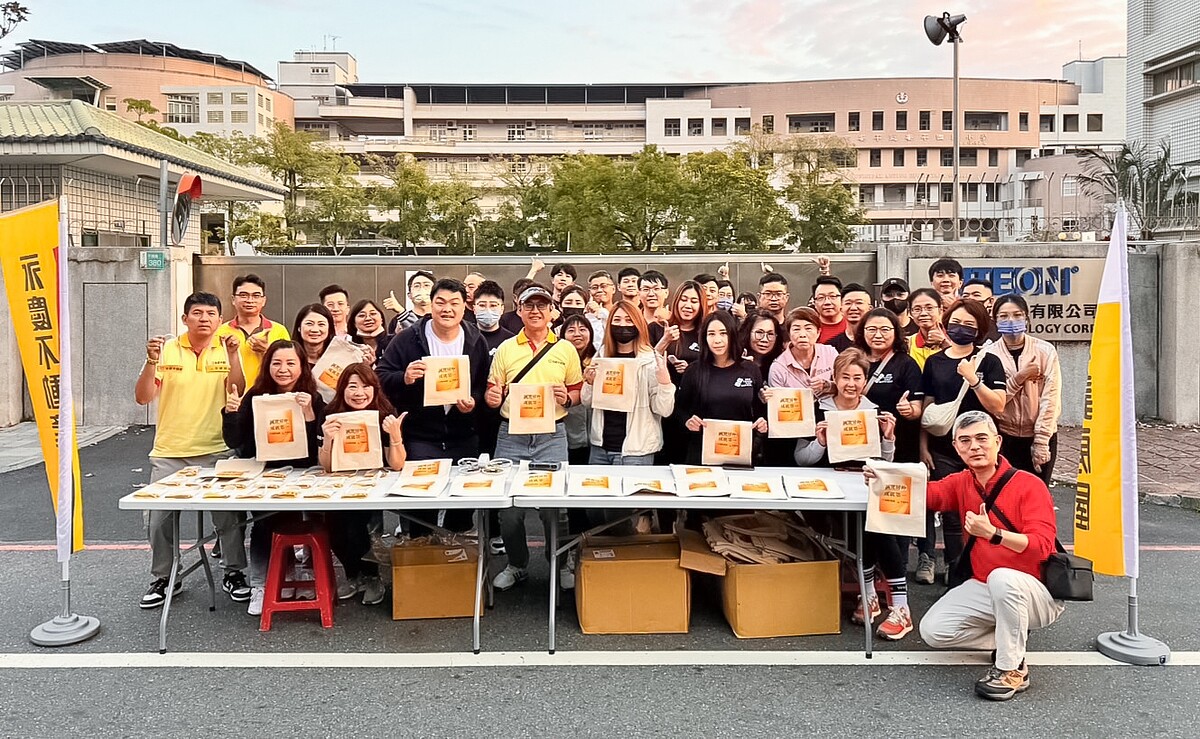 永慶不動產暨永義房屋台南經管會連續2年贊助「臺南古都馬拉松」,準備限量手提袋與飲料袋,贈送參賽民眾。圖/永慶房產集團提供