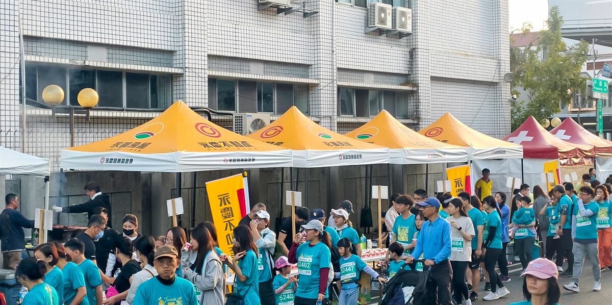 永慶不動產暨永義房屋台南經管會擴大5K健康休閒組,補給站規模,提升跑者賽事體驗。圖/永慶房產集團提供