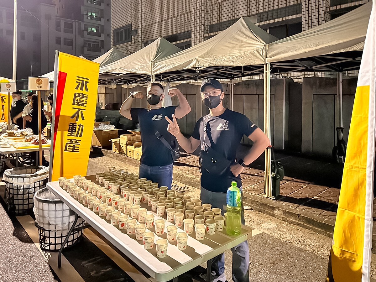 永慶不動產與永義房屋共60名夥伴擔任活動志工,遞送食物、飲料,助跑者們補足元氣、順利完賽。圖/永慶房產集團提供