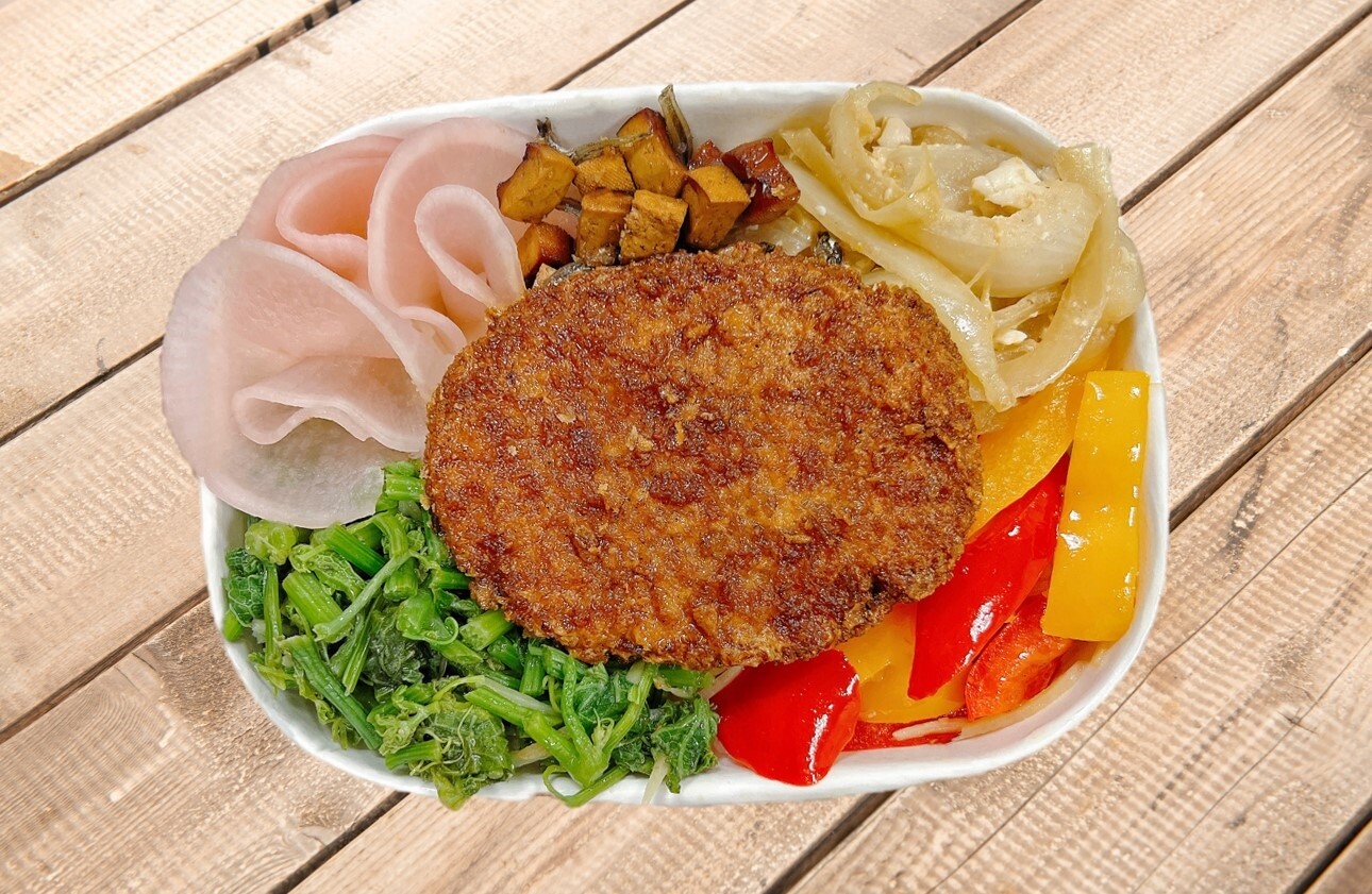 台北餐旅分處與高雄餐旅分處分別推出「龍虎好屏雙饗便當」以及「鐵石新嚐II龍虎好屏便當」。圖:台鐵提供