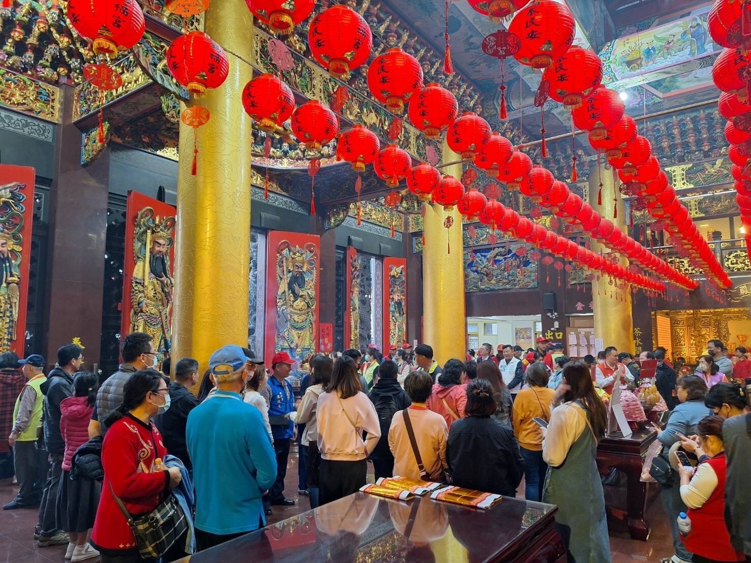 進入楊梅錫福宮參加活動之民眾，儘量搭乘大眾運輸工具，並遵守交通規則。圖：警方提供