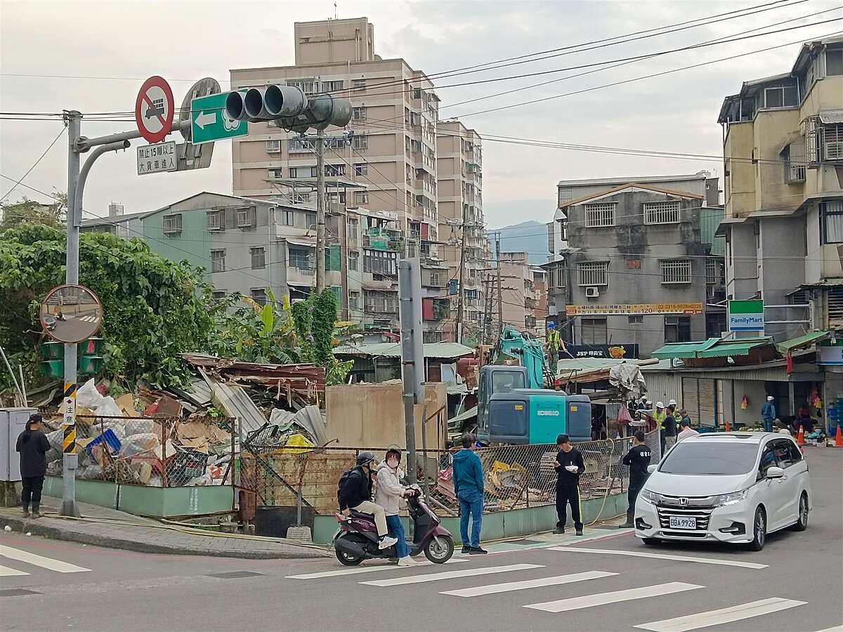 新北市政府違章建築拆除大隊今天到汐止區,拆除橫科路旁的鐵皮屋違建,以利拓寬道路和畫設停車格。記者邱瑞杰/攝影