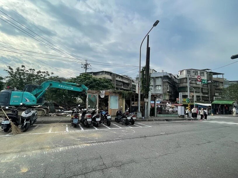 新北市政府違章建築拆除大隊3日早到汐止區力行市場附近,拆除一處國有地遭人占用搭建的鐵皮屋。圖/新北市工務局提供